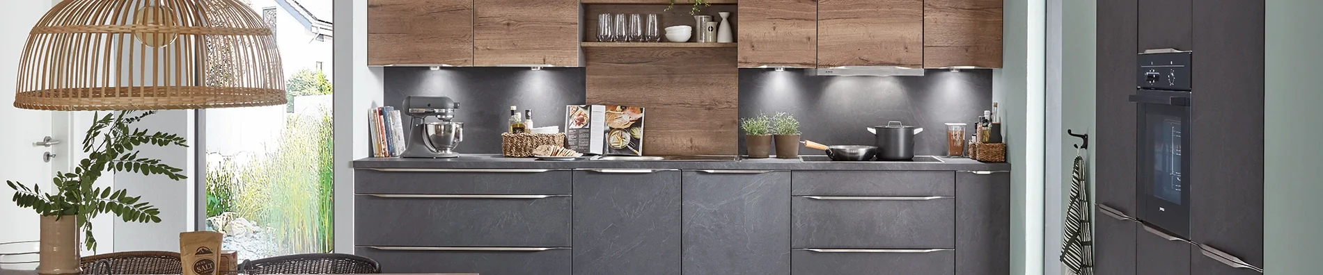 Dunkelgraue Küche mit hölzernen Wandschränken als moderne zweifarbige Küche Dunkelgraue Küche mit hölzernen Wandschränken als moderne zweifarbige Küche