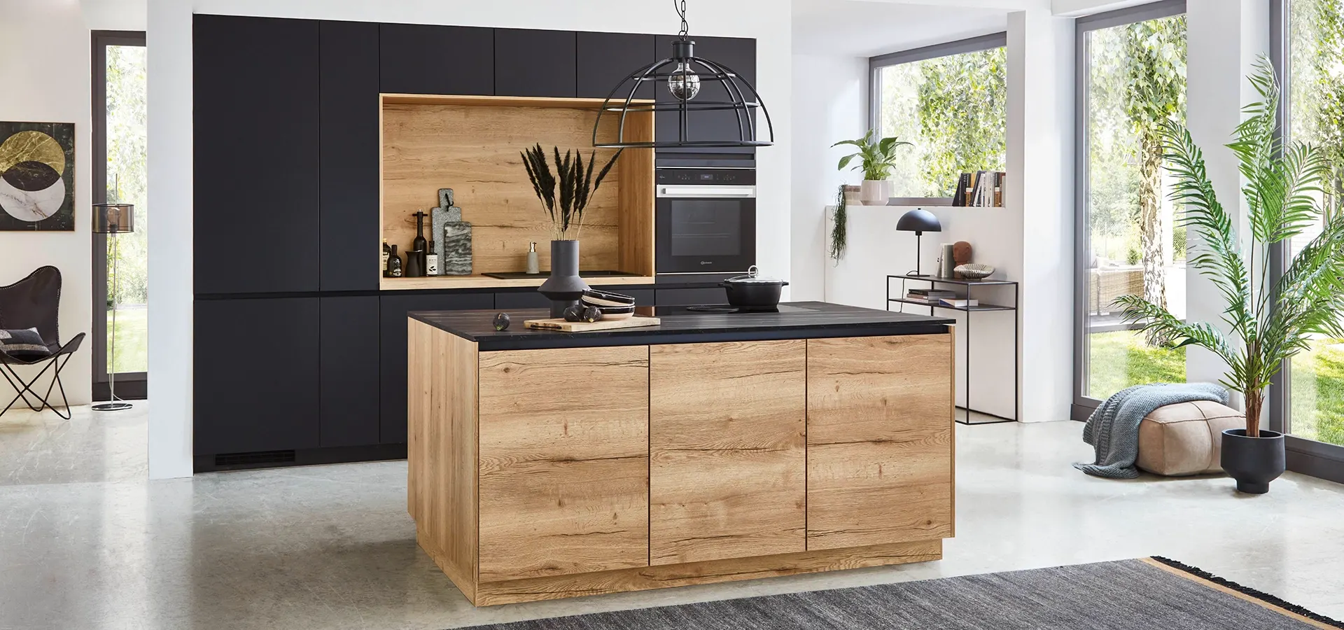 Schwarze Küchenzeile kombiniert mit einer Kücheninsel aus Holzfronten Schwarze Küchenzeile kombiniert mit einer Kücheninsel aus Holzfronten