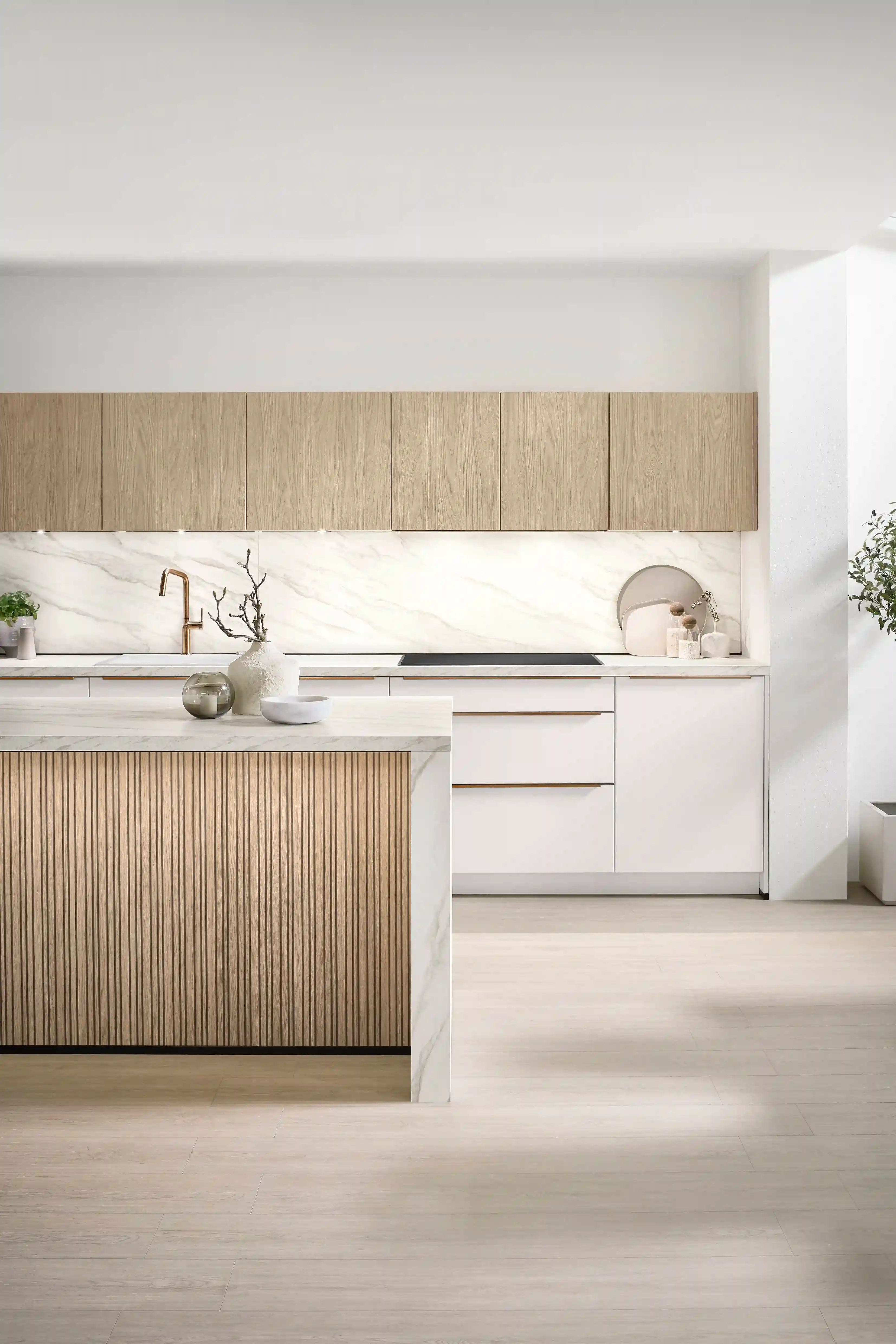 Weiße Inselküche mit Holzakzenten als Beispiel für ein zeitloses und modernes Design in einer zweifarbigen Küche Weiße Inselküche mit Holzakzenten als Beispiel für ein zeitloses und modernes Design in einer zweifarbigen Küche